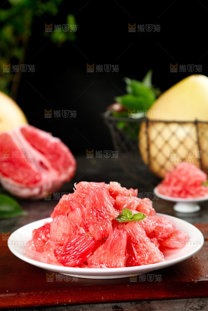 木底上放着柚子