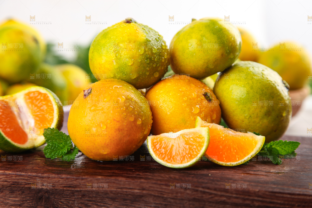 木底上摆放着橘子