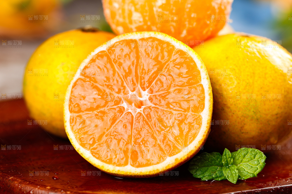 木底上放着桔子