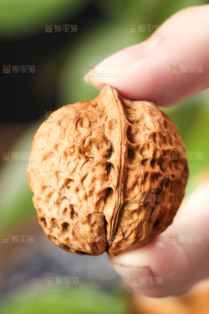 手里拿着核桃