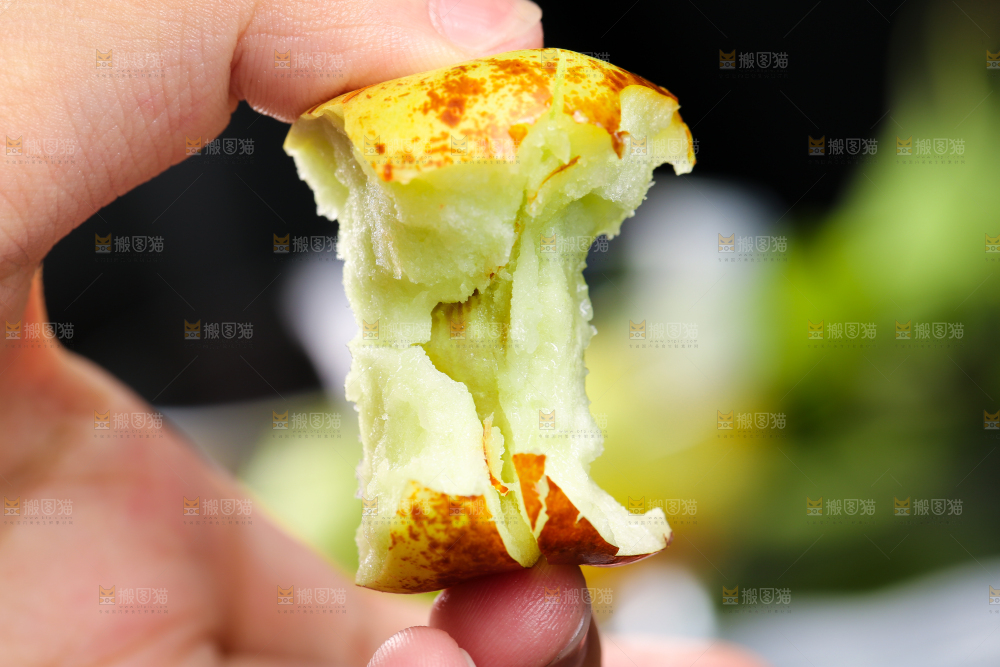 手里拿着枣子