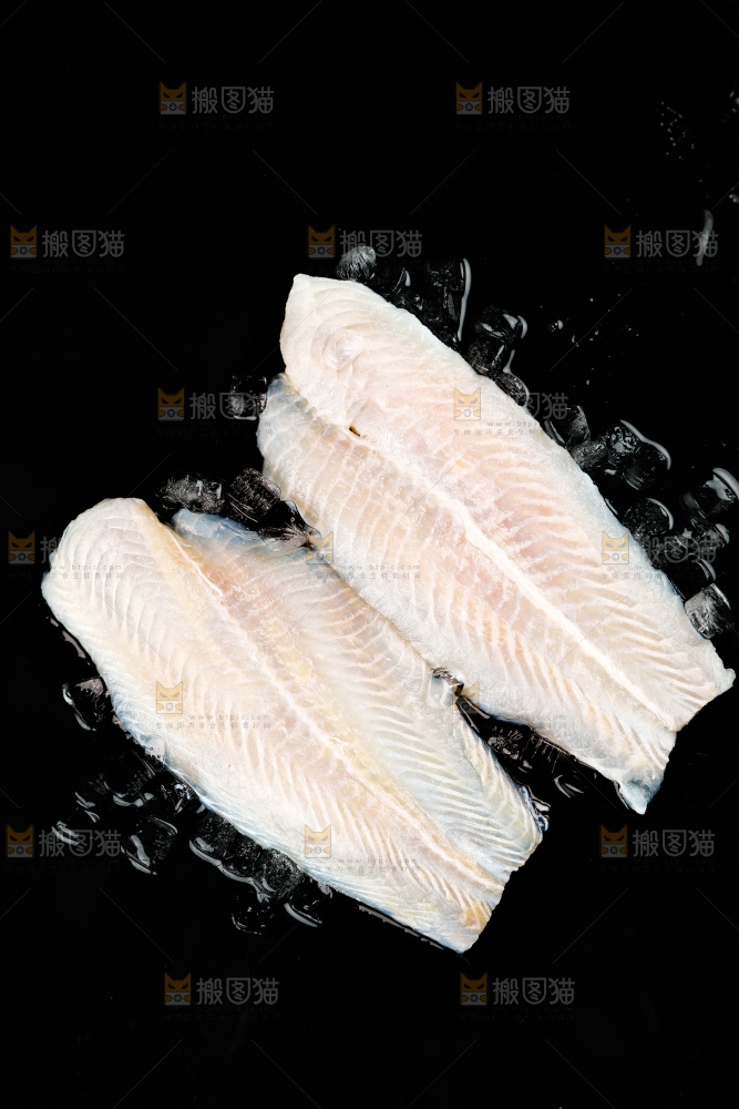 黑底上放着巴沙鱼