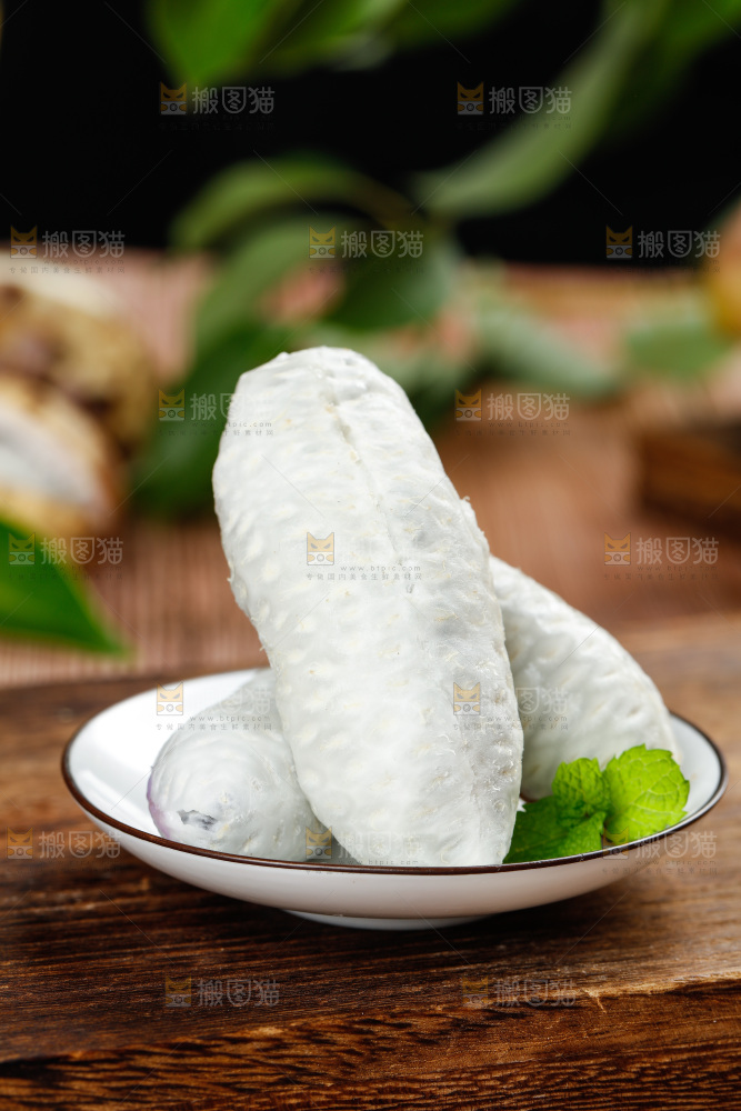 木底上摆放着八月瓜