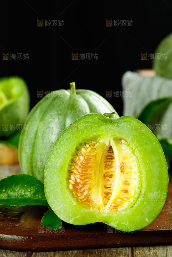 木底上摆放着绿宝石瓜