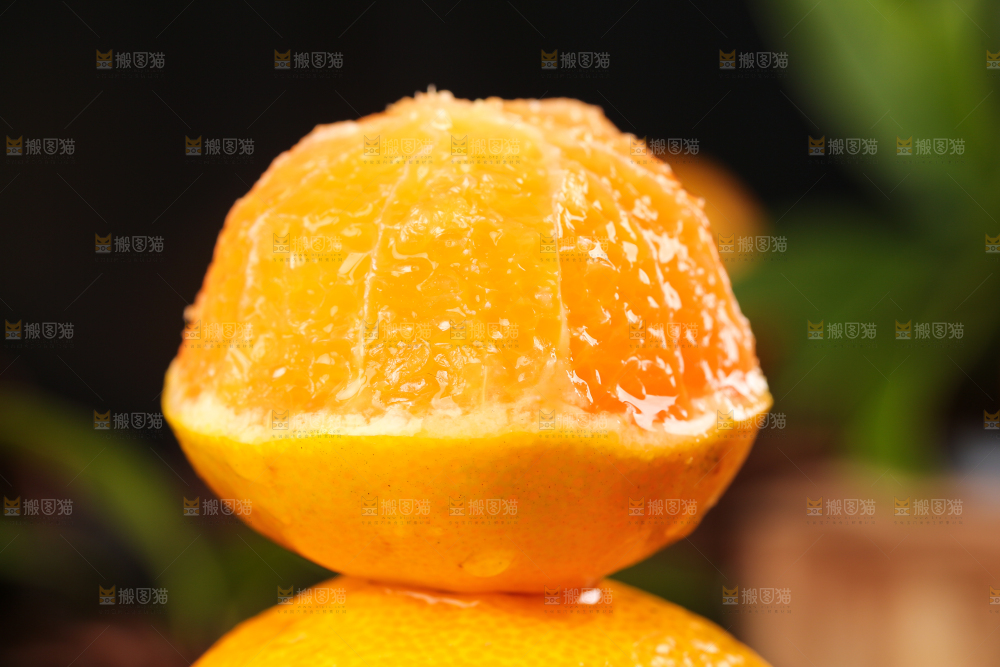 黑底上摆放着椪柑