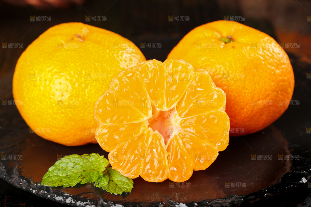 黑底上摆放着椪柑