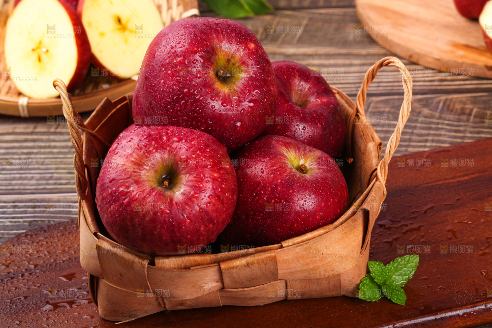 篮子里装着花牛苹果