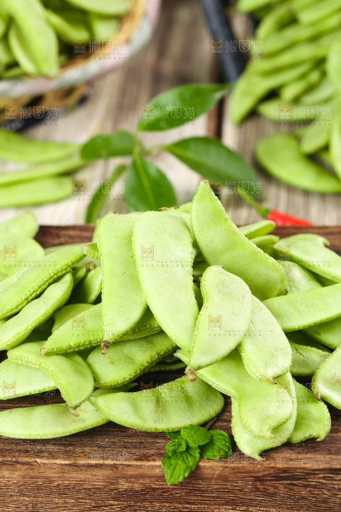 木底上摆放着扁豆