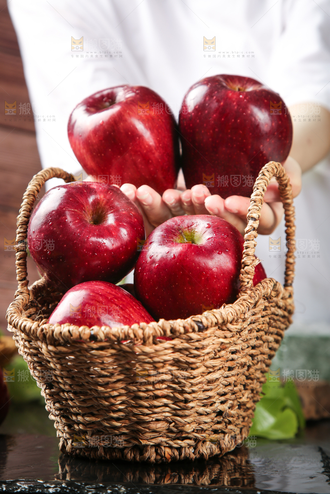 篮子里装着花牛苹果