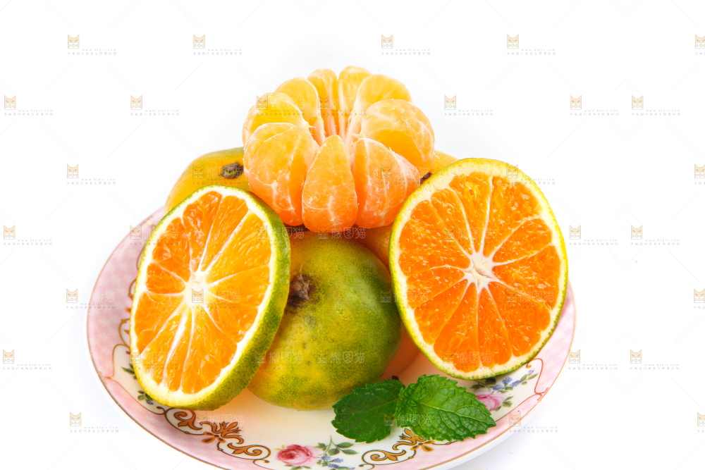 盘子里装着青皮蜜桔