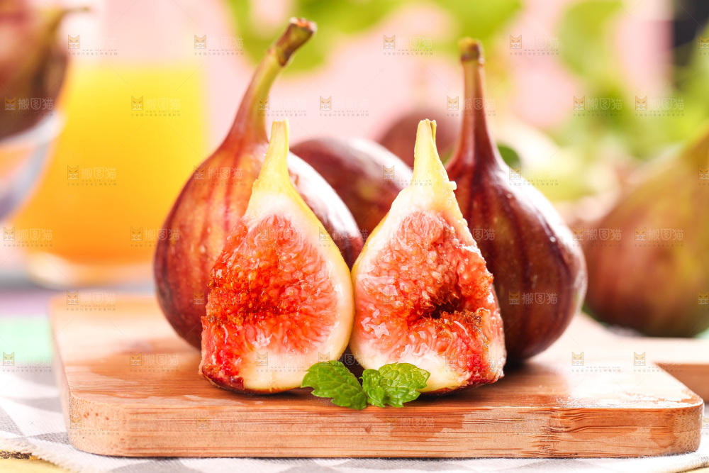 木底放着切开的红皮无花果