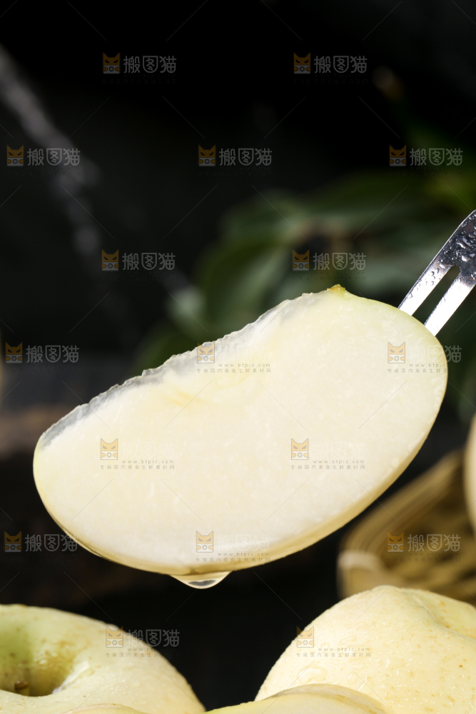 手里拿着奶油富士苹果