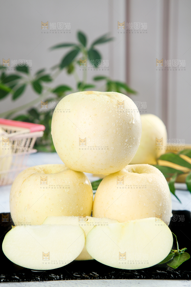 黑石板上放着苹果