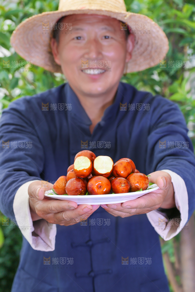 农民手里端着一盘冬枣