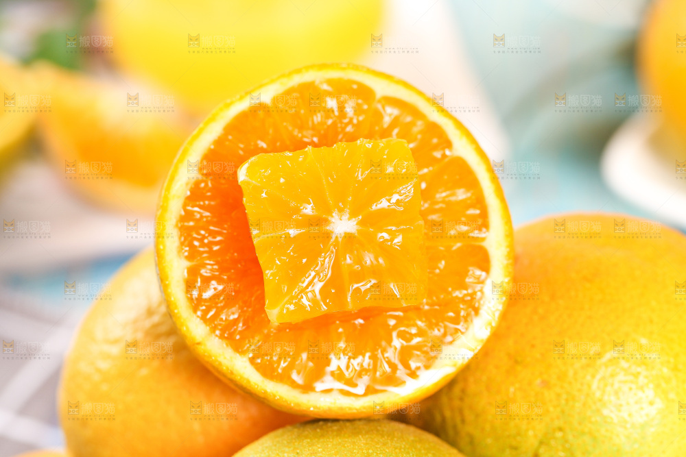 蓝底上放着一盘切开的秭归夏橙
