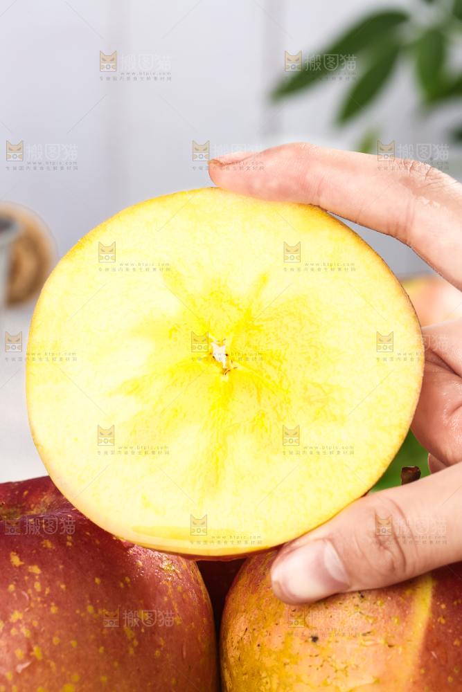 手里拿着丑苹果