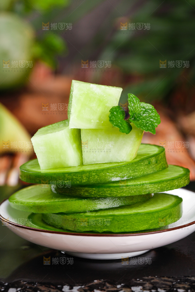 盘子里装着绿皮萝卜