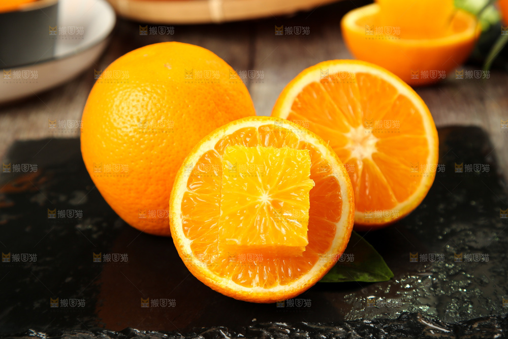 深底上摆放着甜橙