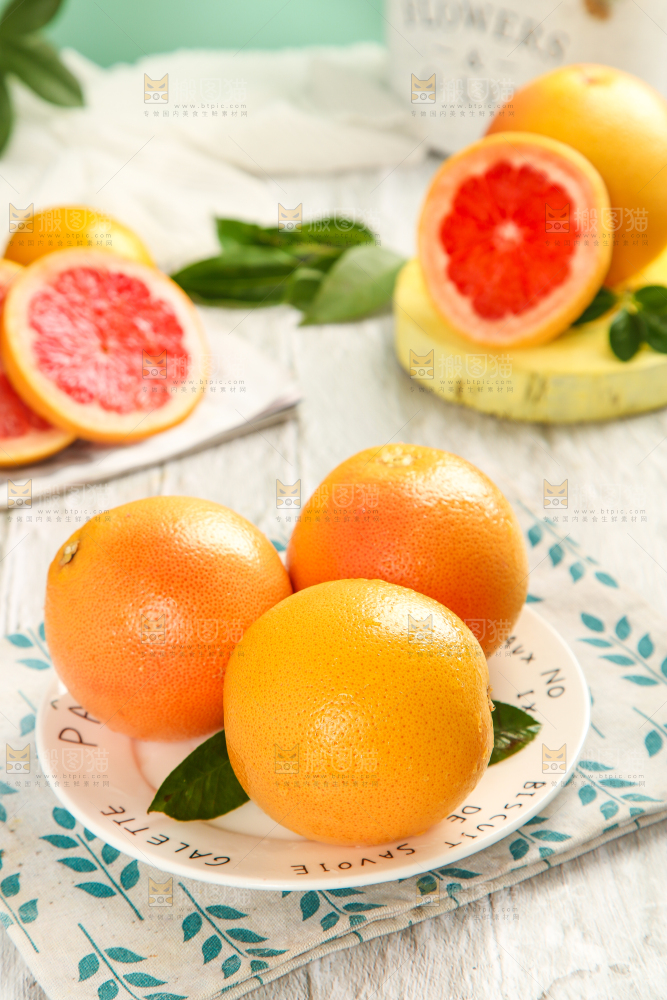 浅底上的红心西柚