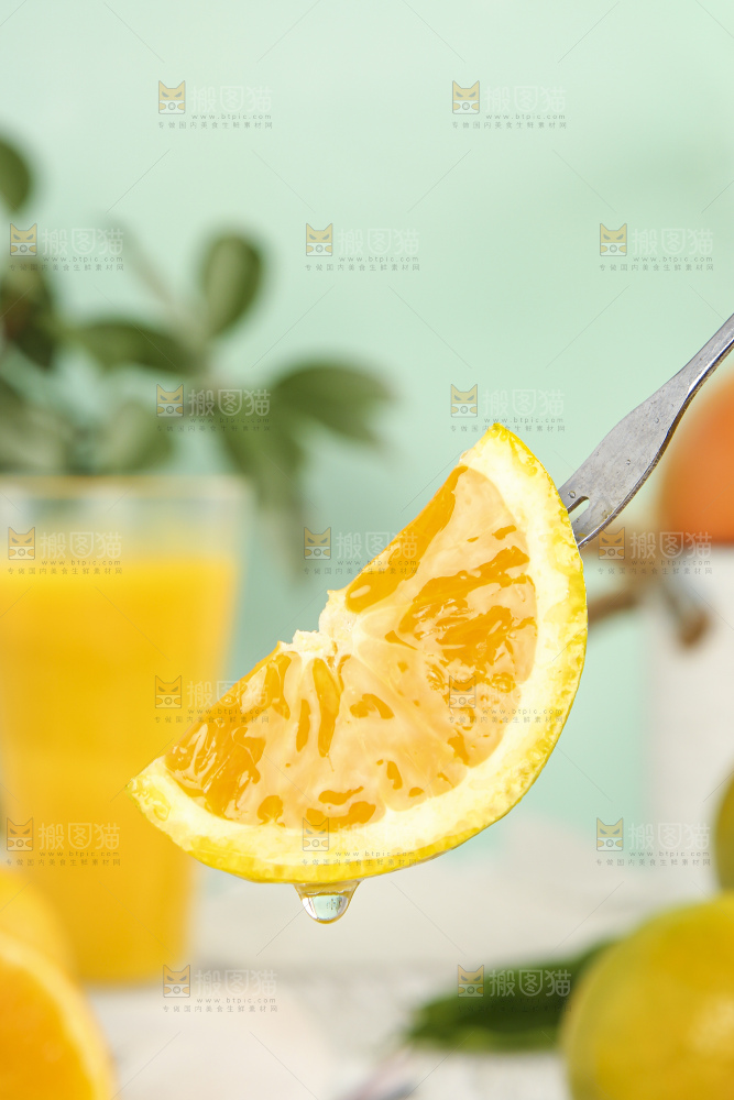 叉子叉着一块夏橙