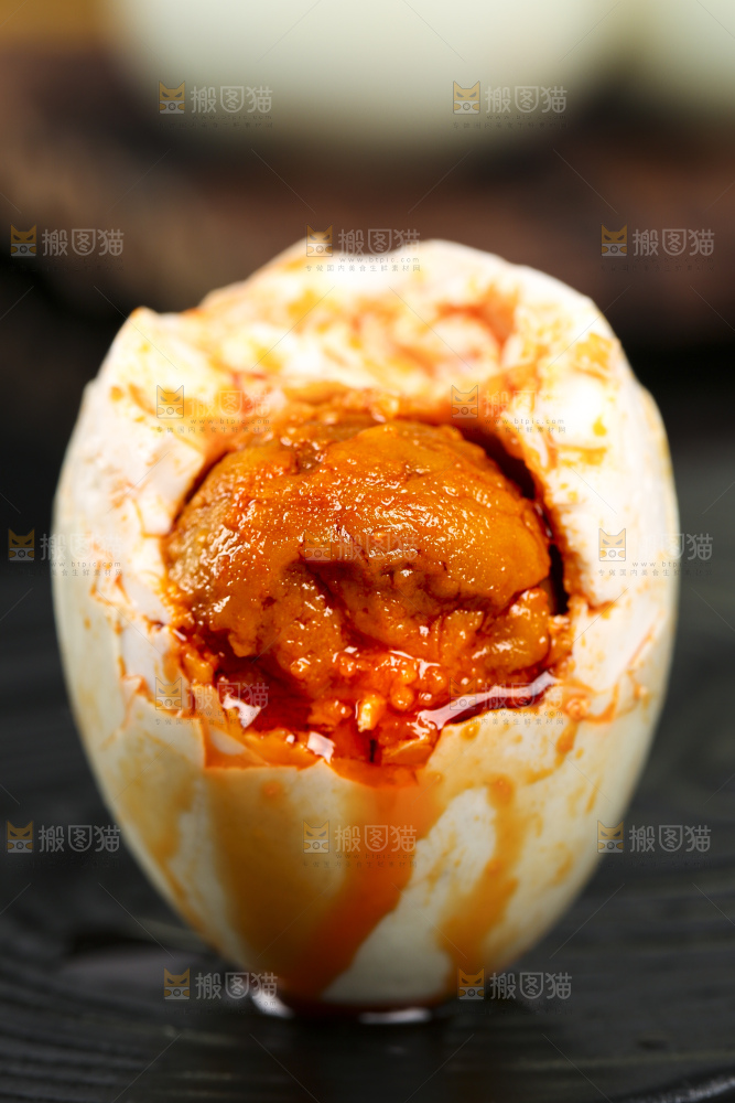 黑底上的高邮咸鸭蛋
