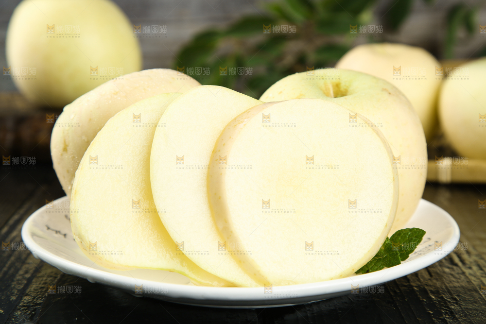 盘子里装着奶油苹果