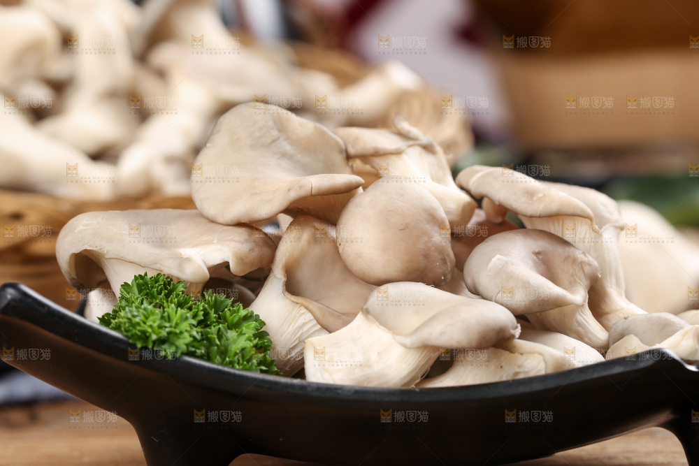 盘子里装着平菇