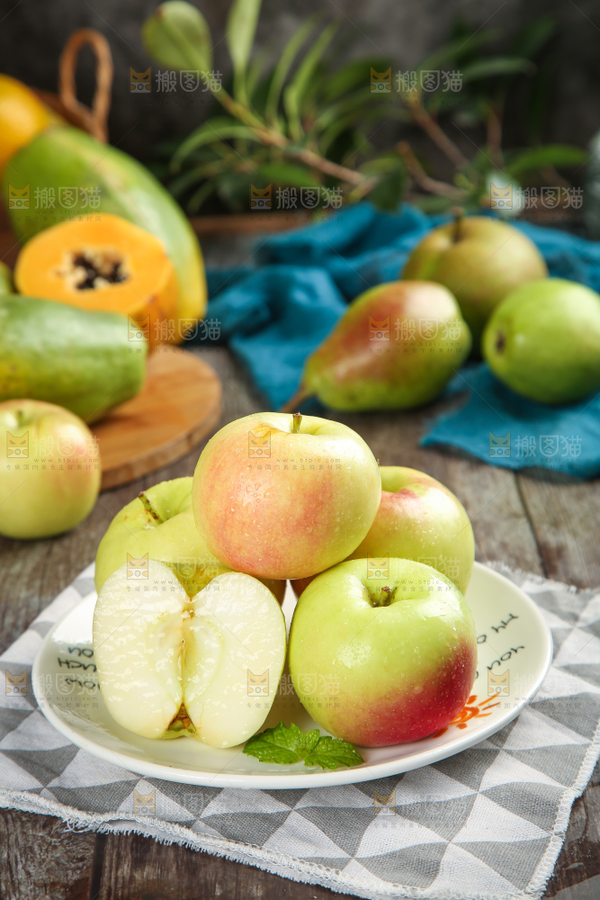 盘子里的嘎啦苹果
