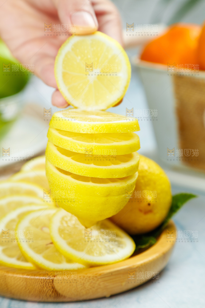 浅底上摆放着黄柠檬