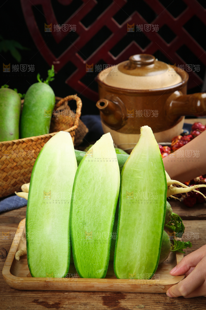 盘子里摆放着青萝卜