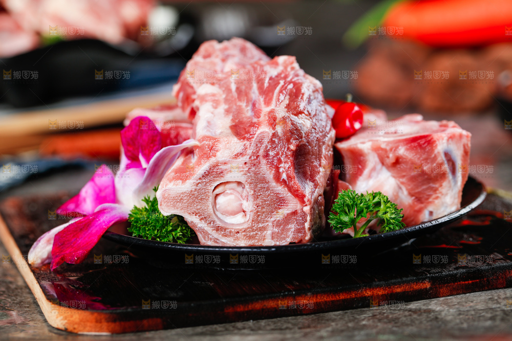 盘子上摆放着羊蝎子