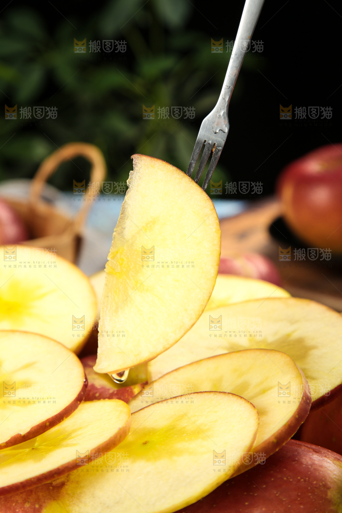 手里拿着糖心丑苹果