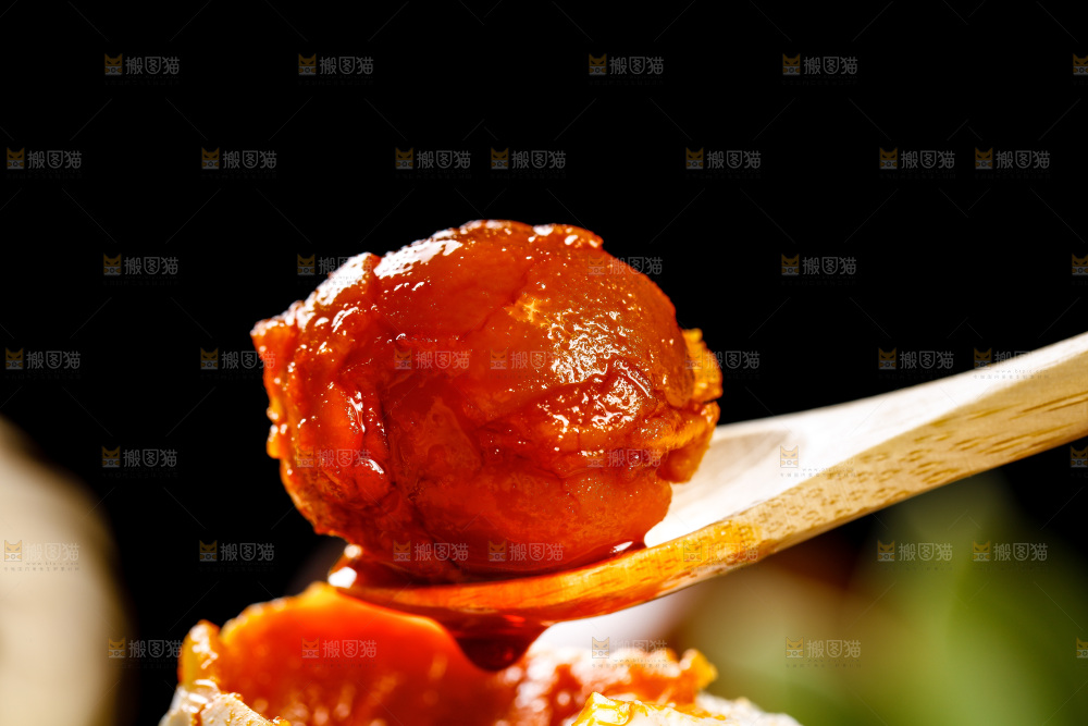 木底上勺子里的海鸭蛋黄