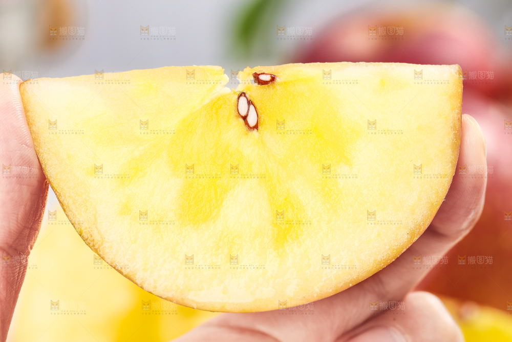 手里拿着苹果