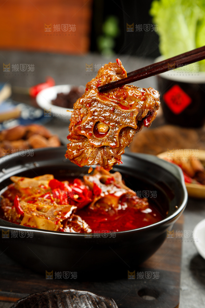 砂锅里装着麻辣羊蝎子