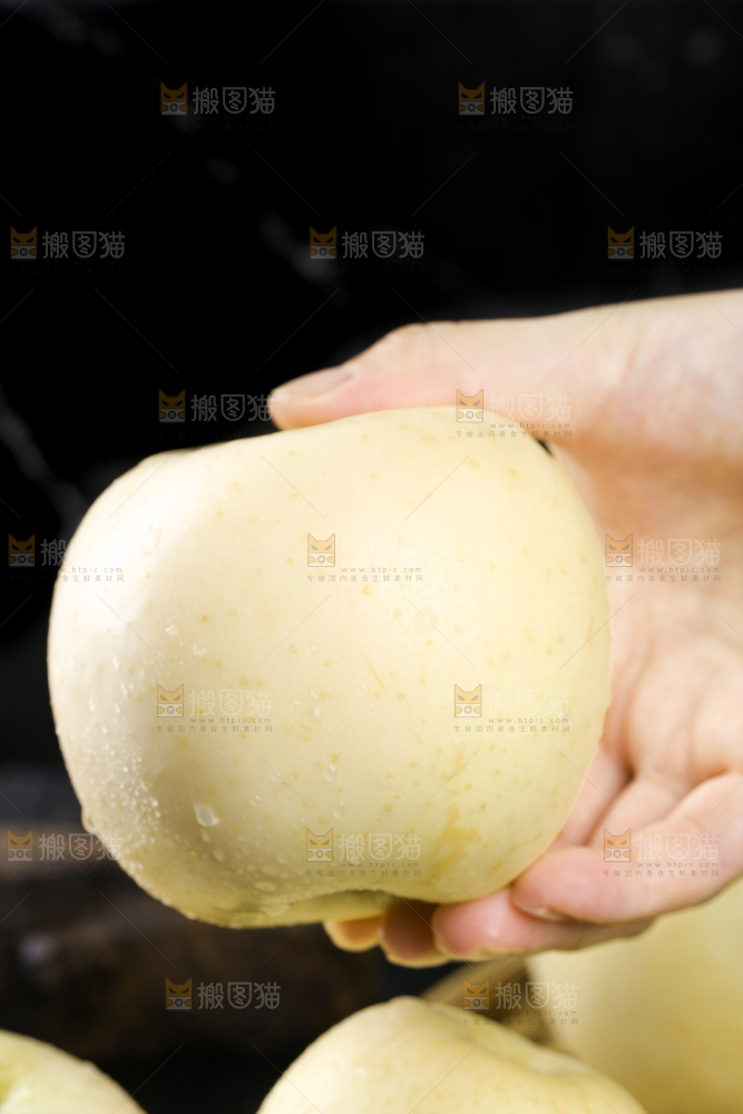 手里拿着奶油富士苹果