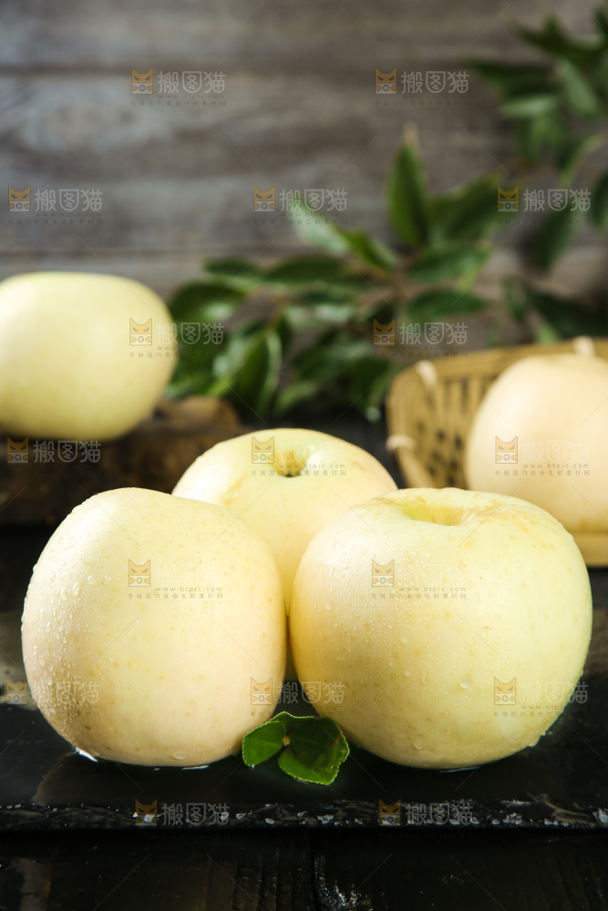 深底上摆放着苹果