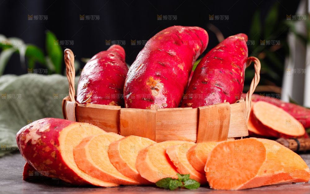 篮子里装着蜜薯