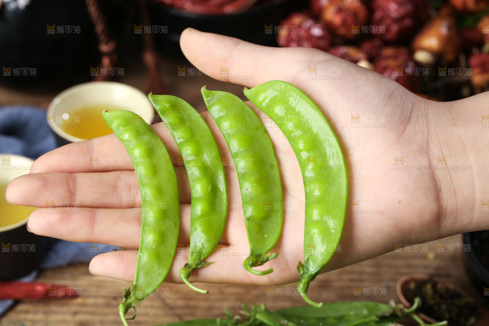 手里拿着荷兰豆