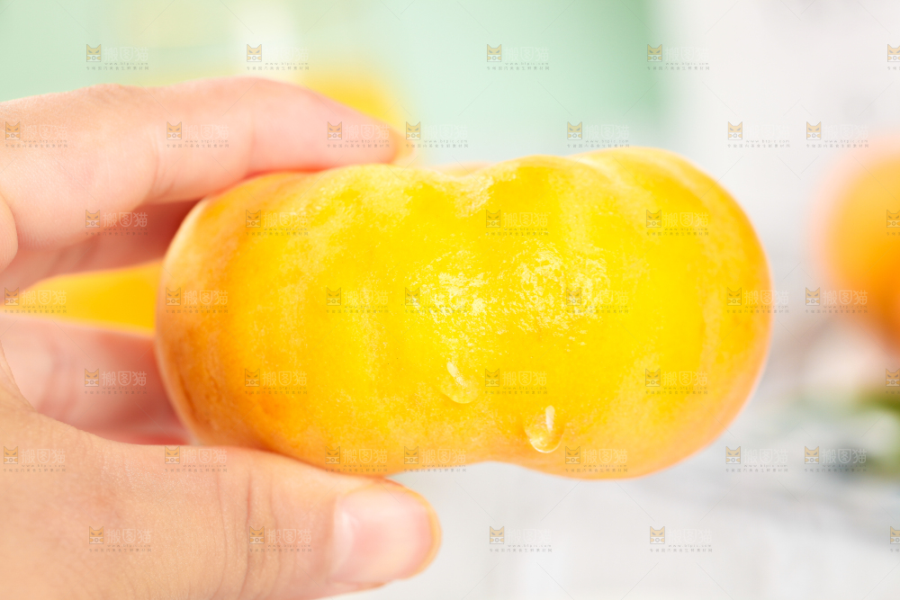 手拿黄金毛蟠桃