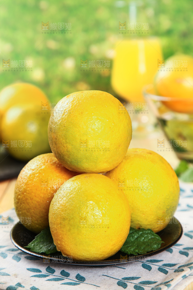 黑盘子里着夏橙
