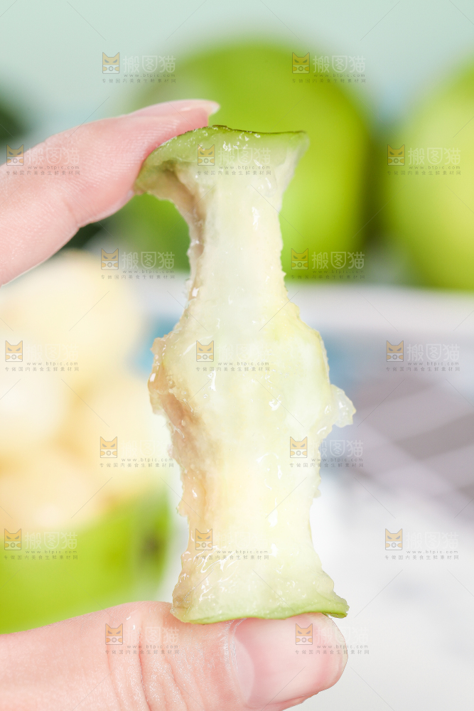 手里拿着一个苹果梨果肉