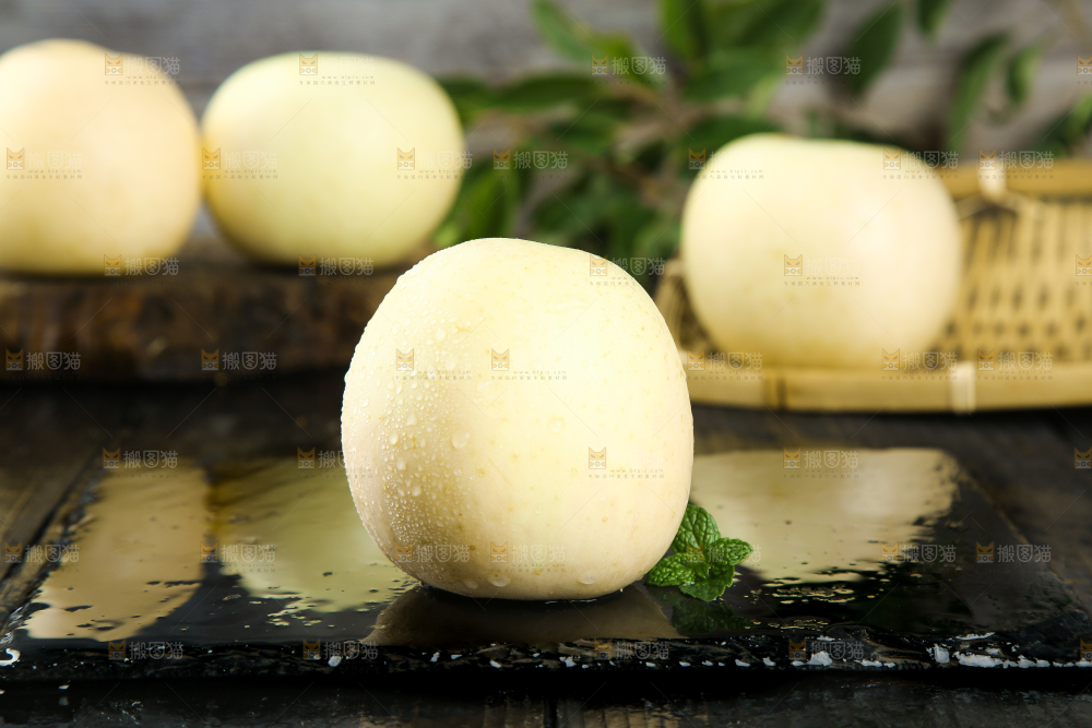 深底上摆放着苹果