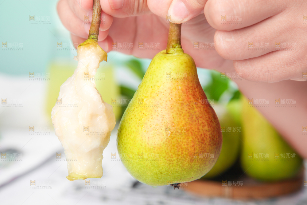 手拿太婆梨果核