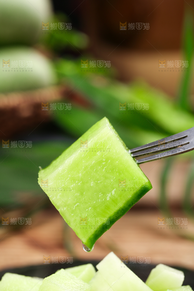 手里拿着绿心萝卜
