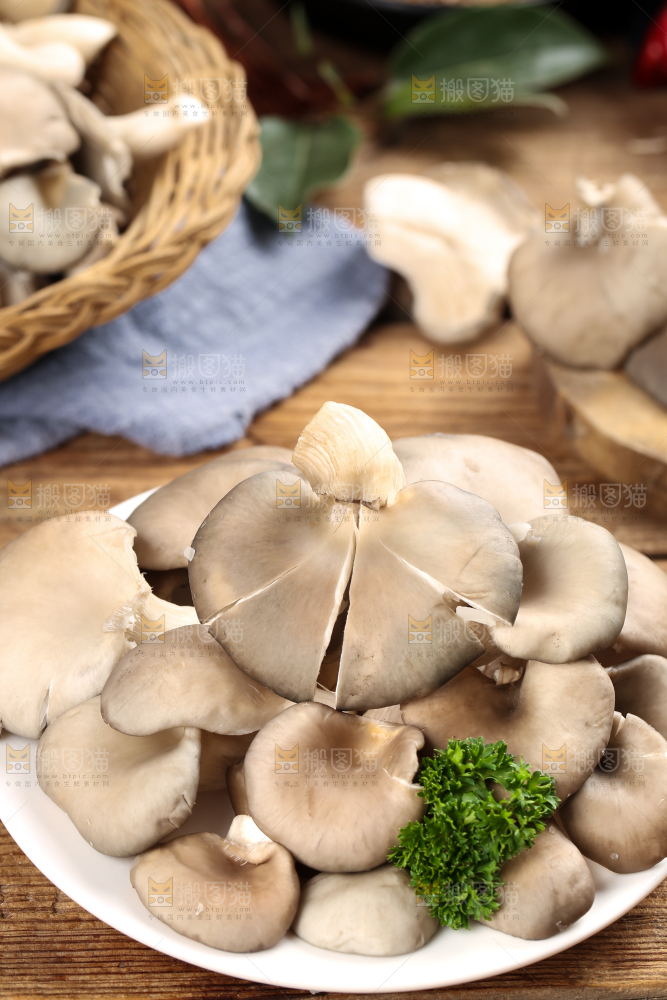 盘子里装着平菇