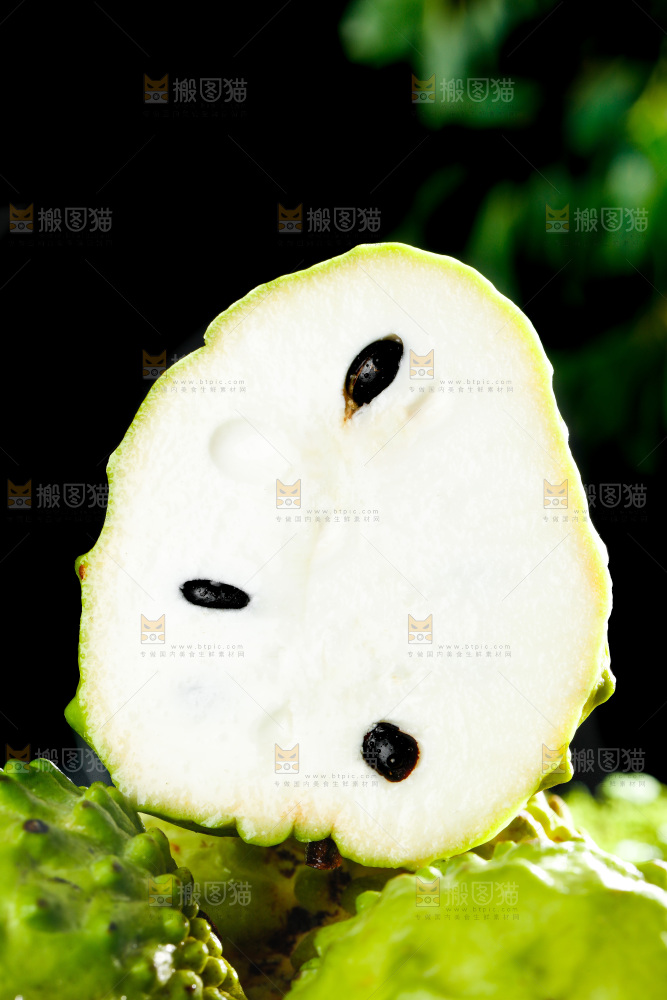 绿草地上摆放着释迦果