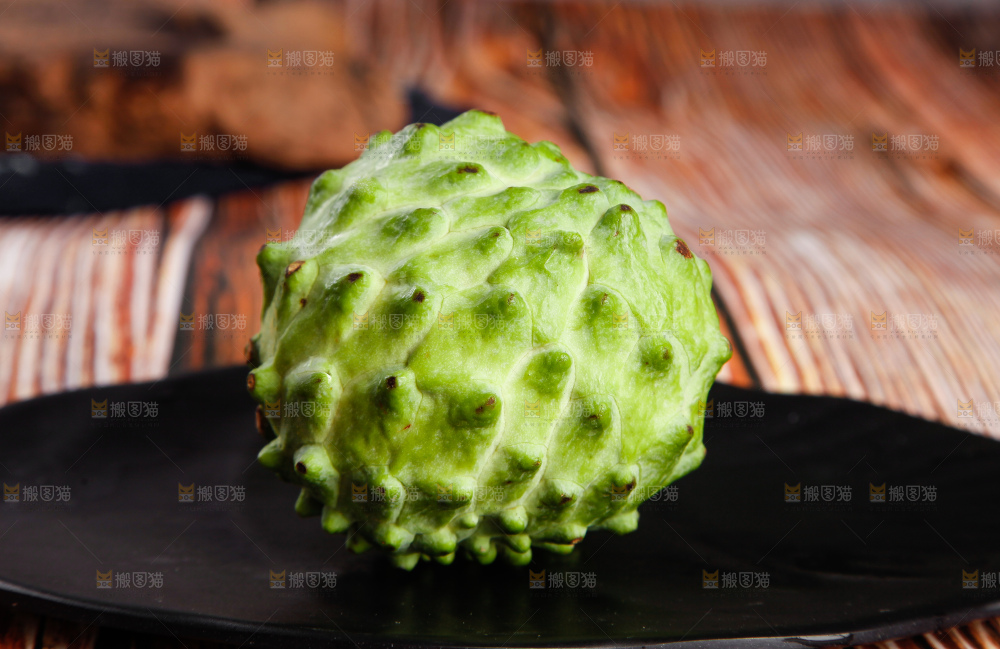 深底上摆放着释迦果