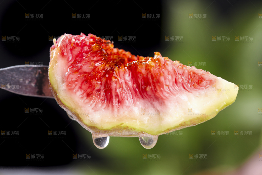 叉子叉着无花果