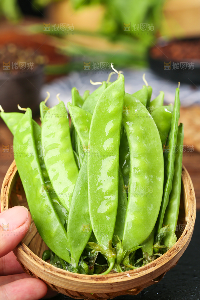篮子里放着荷兰豆
